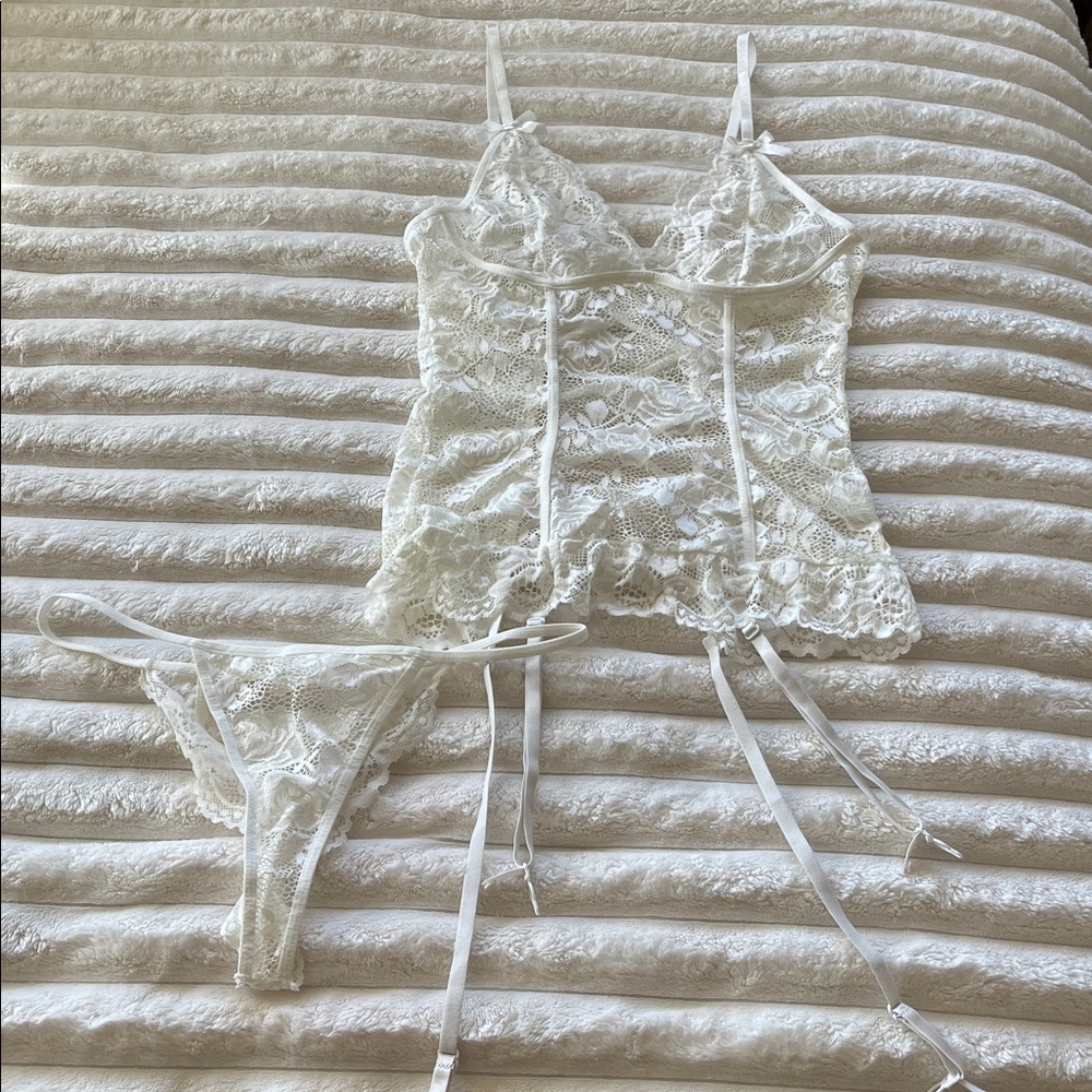 NWOT Floral Lace Lingerie w/Attached Garter Belt & Matching Panties!